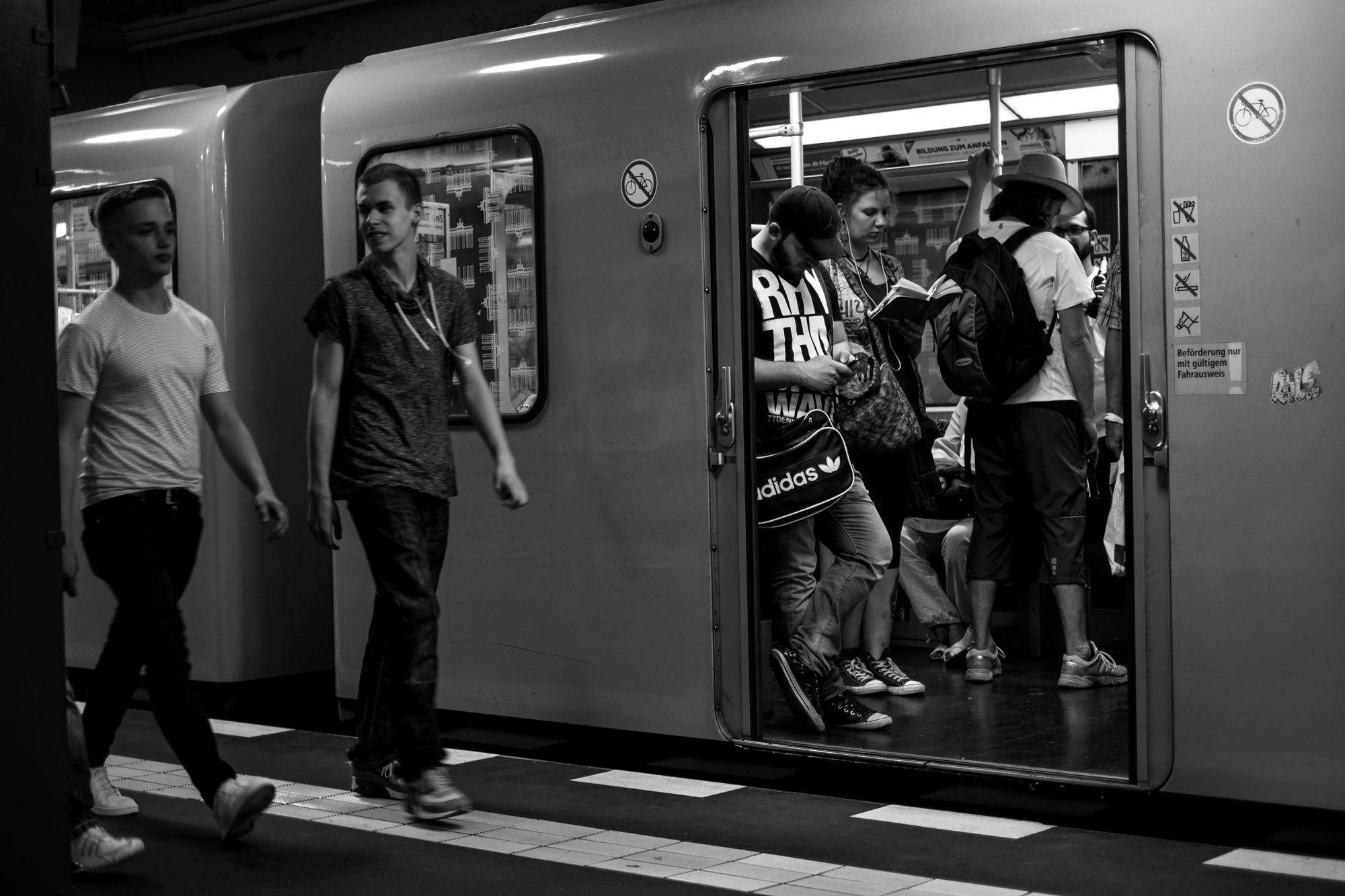 Menschen in Berliner U-Bahn