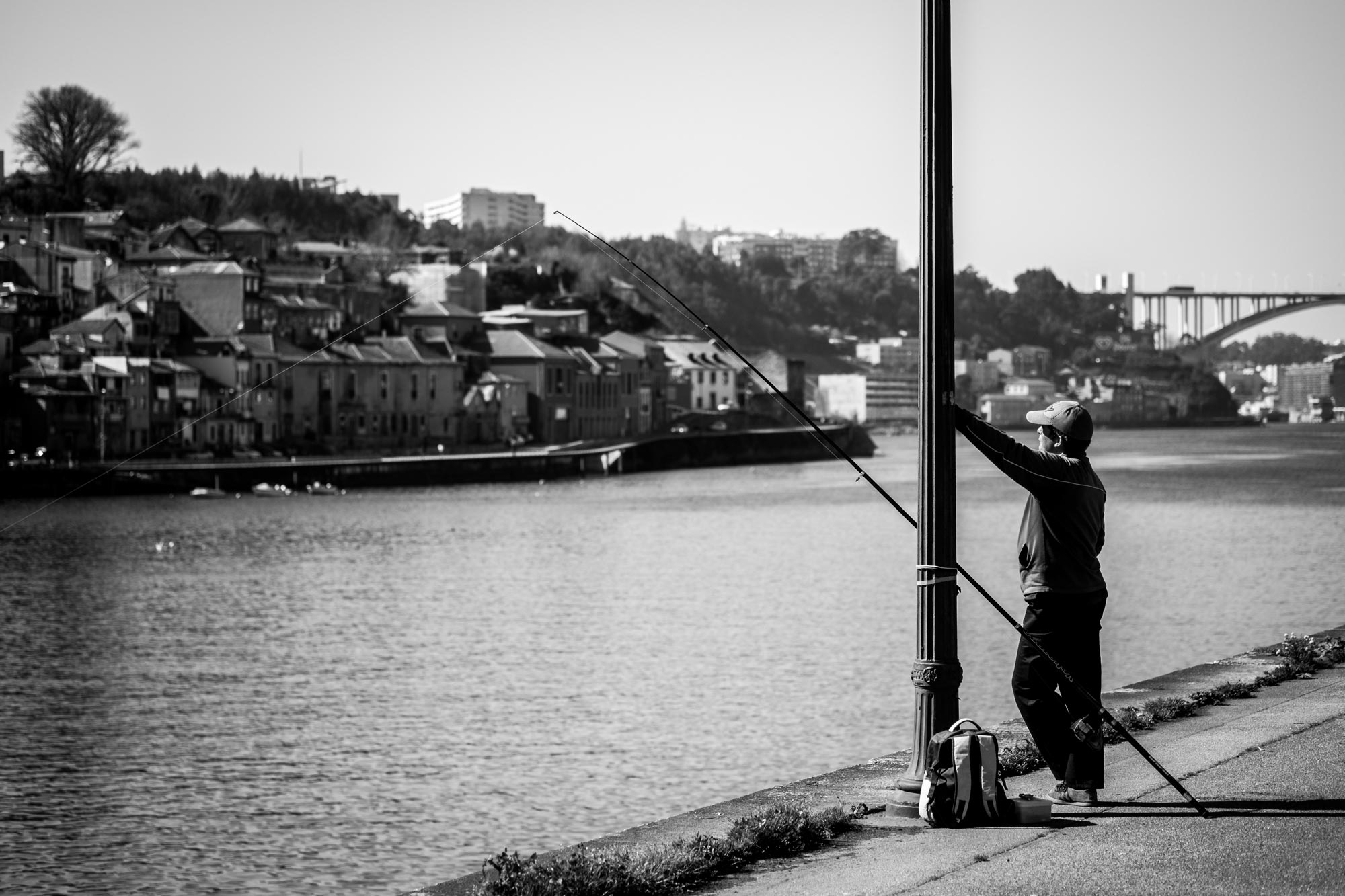 Fischer am Fluss in Lissabon