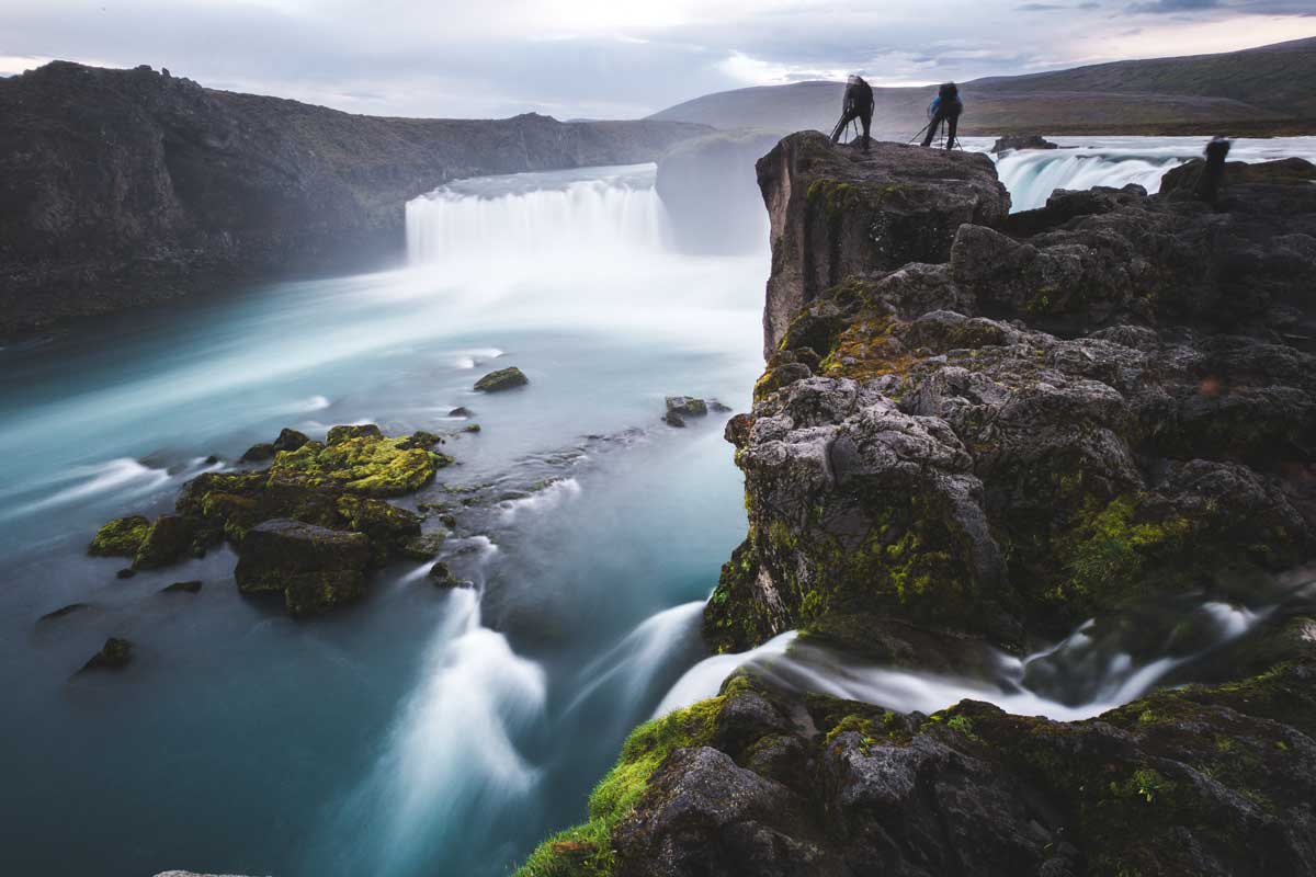 Godafoss Wasserfall in island mit Fotografen