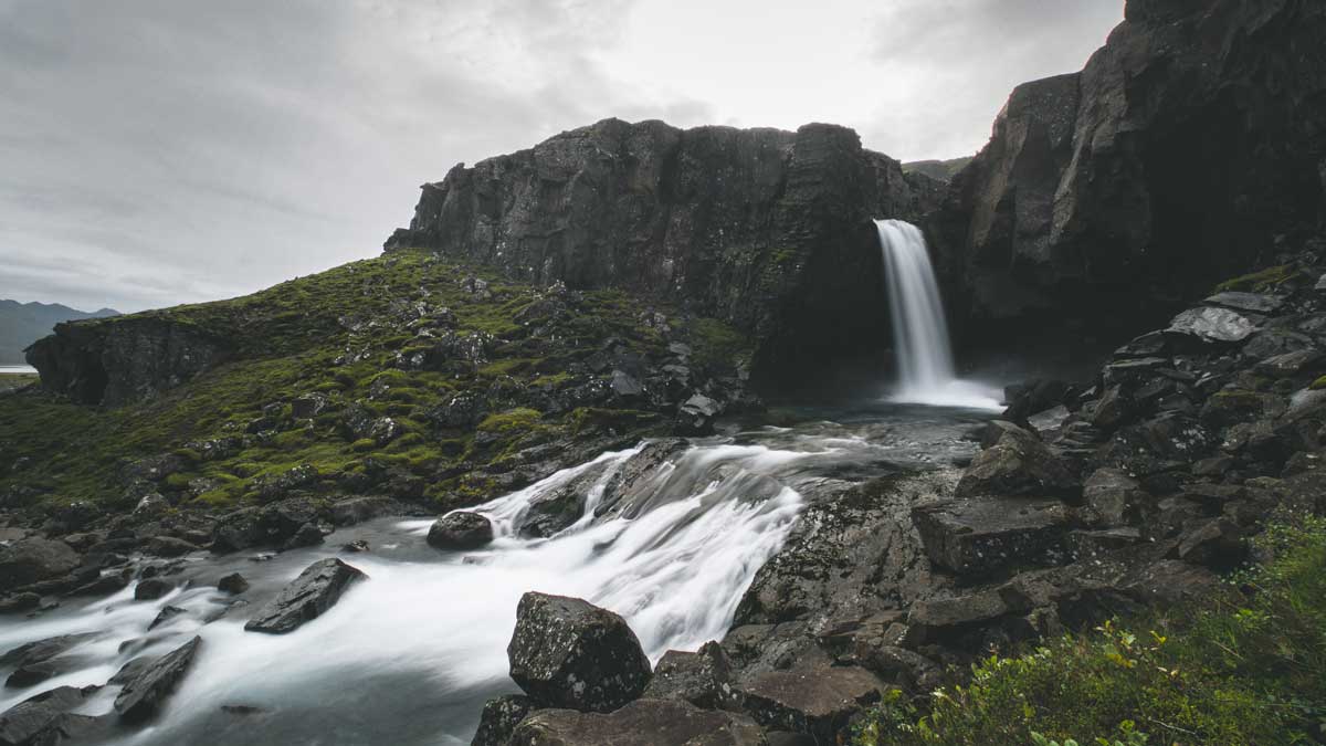 Kleiner Wasserfall in Island