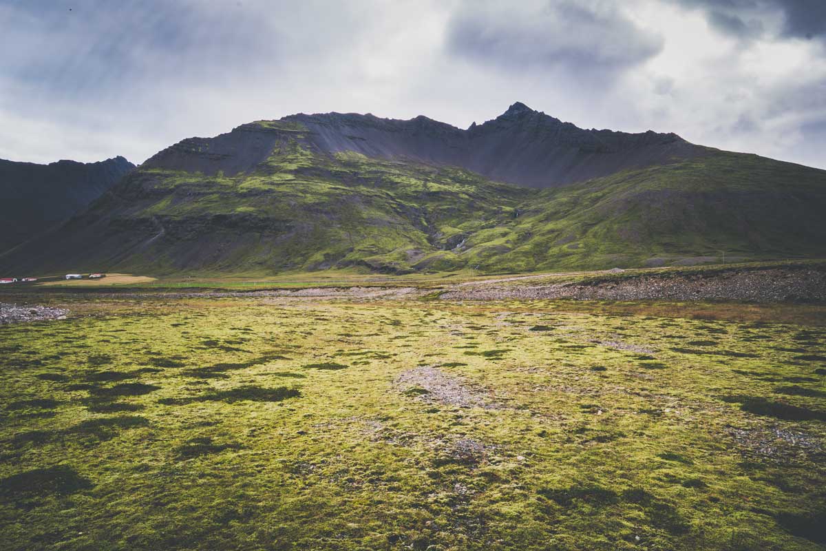 Talebene vor einem Berg in Island
