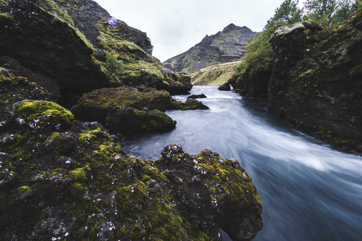 Kleiner Fluss vor dem Skogafoss Wasserfall in Island