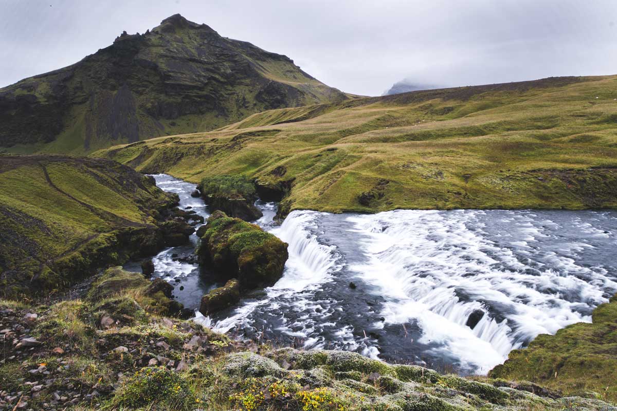 Breiter Fluss vor dem Skogafoss Wasserfall in Island