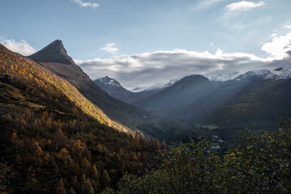 Sonnenstrahlen die auf ein Tal treffen im Geirangerfjord