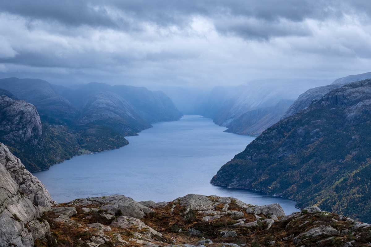 Lysefjord in Norwegen Wolkenbedeckt