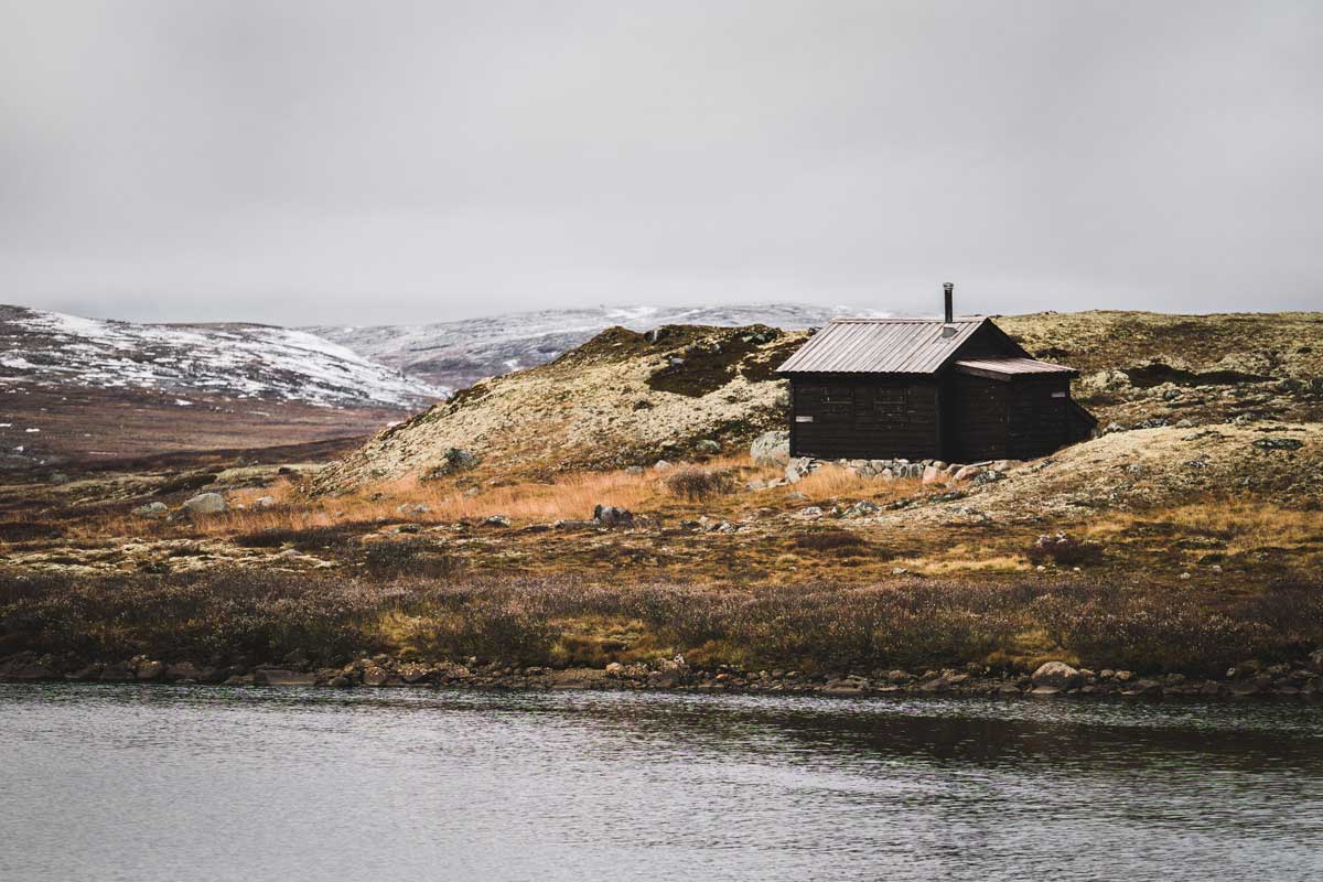 kleines Holzhaus auf der größten Hochebene von Europa in Norwegen